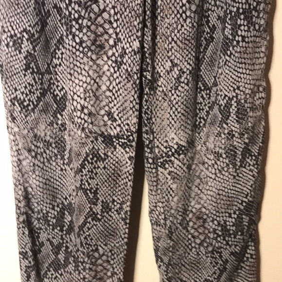 💕2/$20💕Babaton 100% Silk Snakeskin Print Pant - Picture 5 of 12